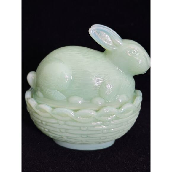 Mosser Jadeite bunny on basket - Picture 4 of 5